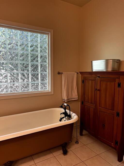 Cozy W/ Indoor Fireplace & Tranquil Views Holiday home *