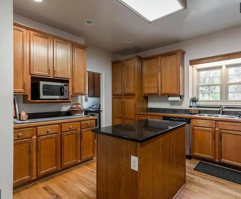 Cozy W/ Indoor Fireplace & Tranquil Views *