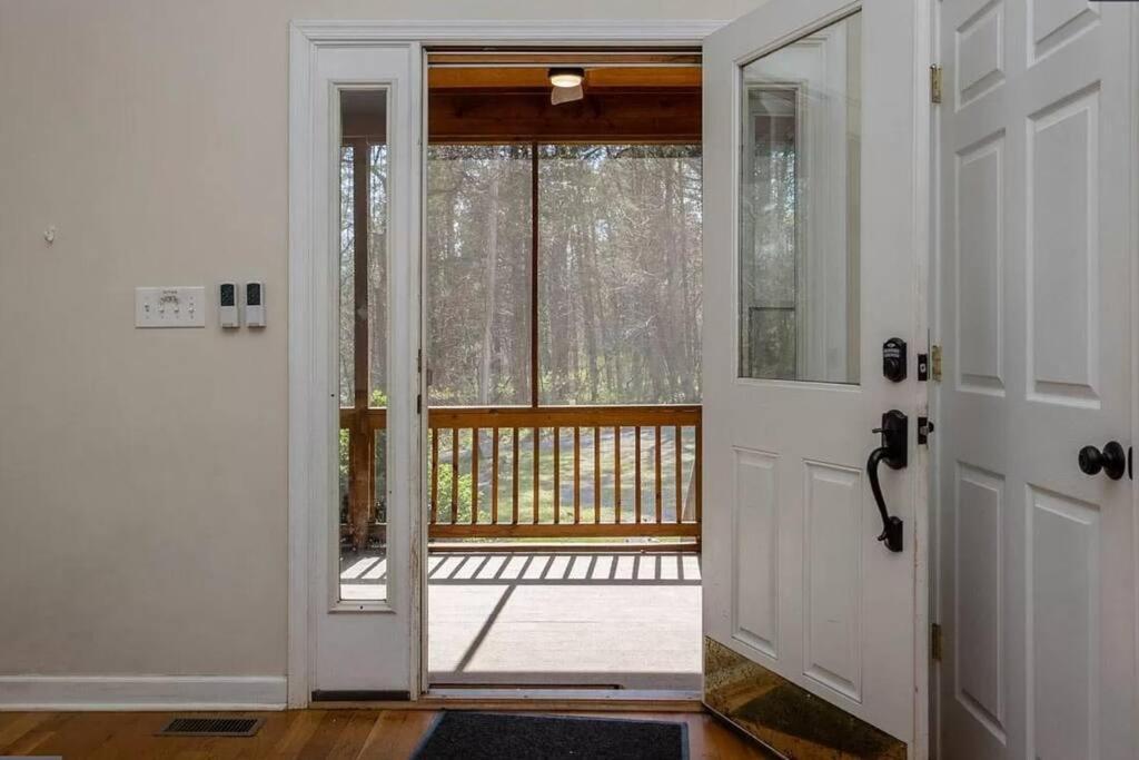 Cozy W/ Indoor Fireplace & Tranquil Views Holiday home