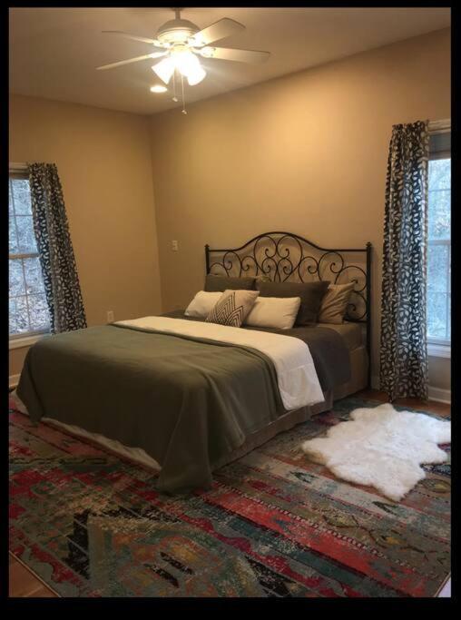 Cozy W/ Indoor Fireplace & Tranquil Views Holiday home