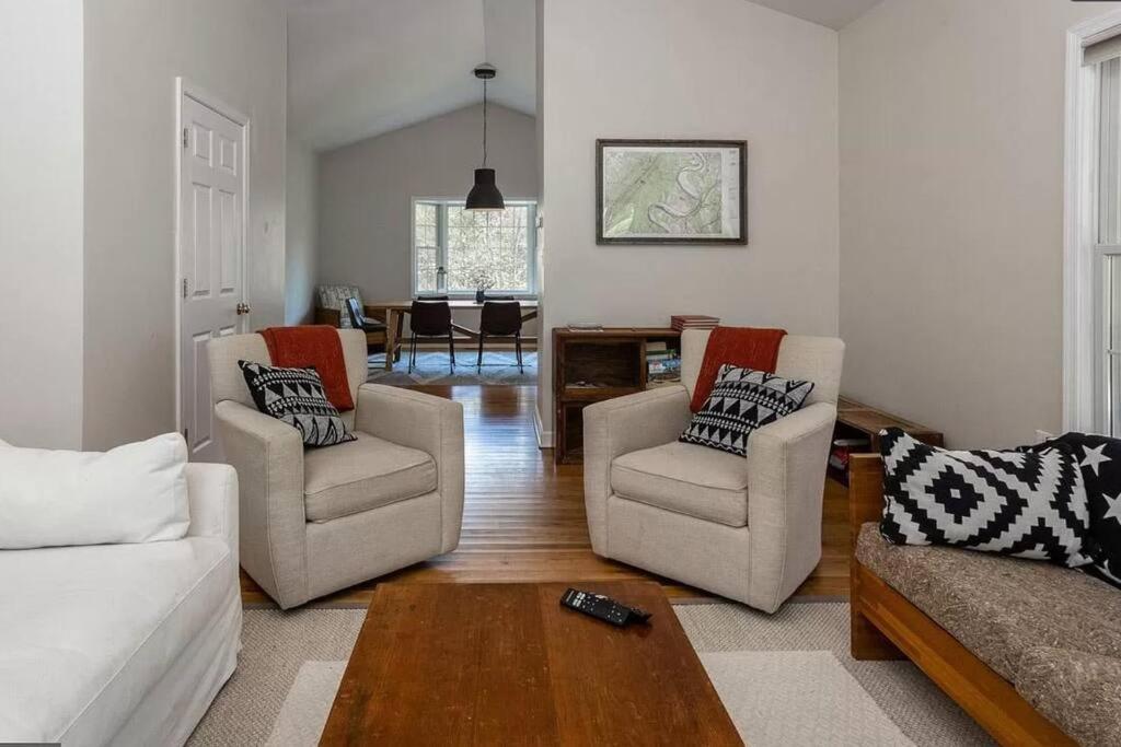 Cozy W/ Indoor Fireplace & Tranquil Views Holiday home